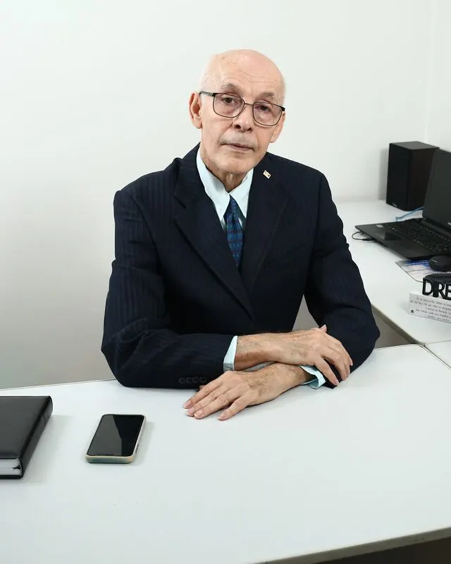Dr. Martiniano Lintz Junior no escritório